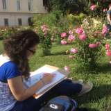 Una studentessa dell'Accademia mentre disegna una rosa 